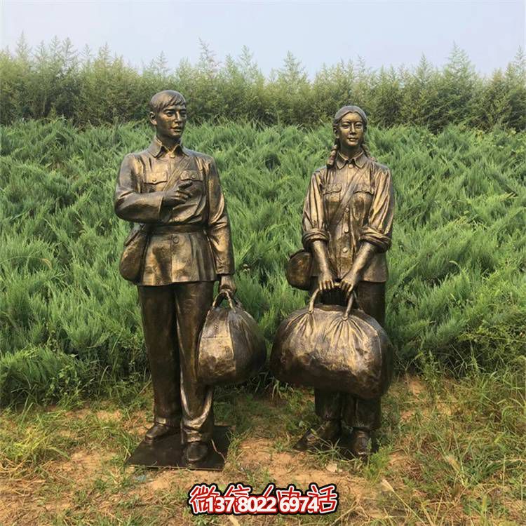 手工雕刻民俗小品，玻璃鋼仿銅人物拿行李的車站裝飾品