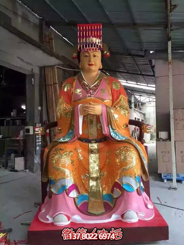 王母娘娘純銅雕塑，屹立于寺廟之中