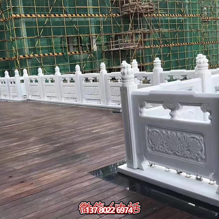 絢麗多彩的防護欄桿，為河道升旗臺打造夢幻般的園林雕塑