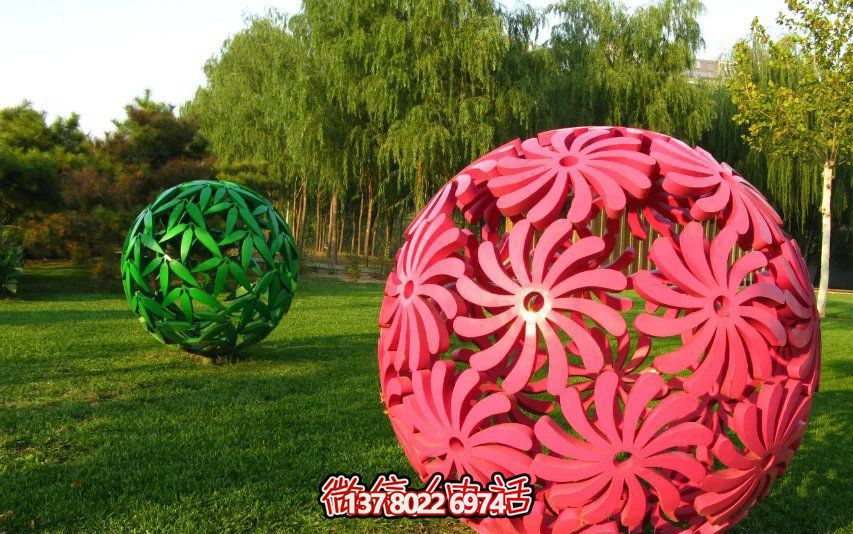 創(chuàng)意粉色鏤空球雕塑,為公園草坪增添童趣 創(chuàng)意粉色鏤空球雕塑,為公園草坪增添童趣