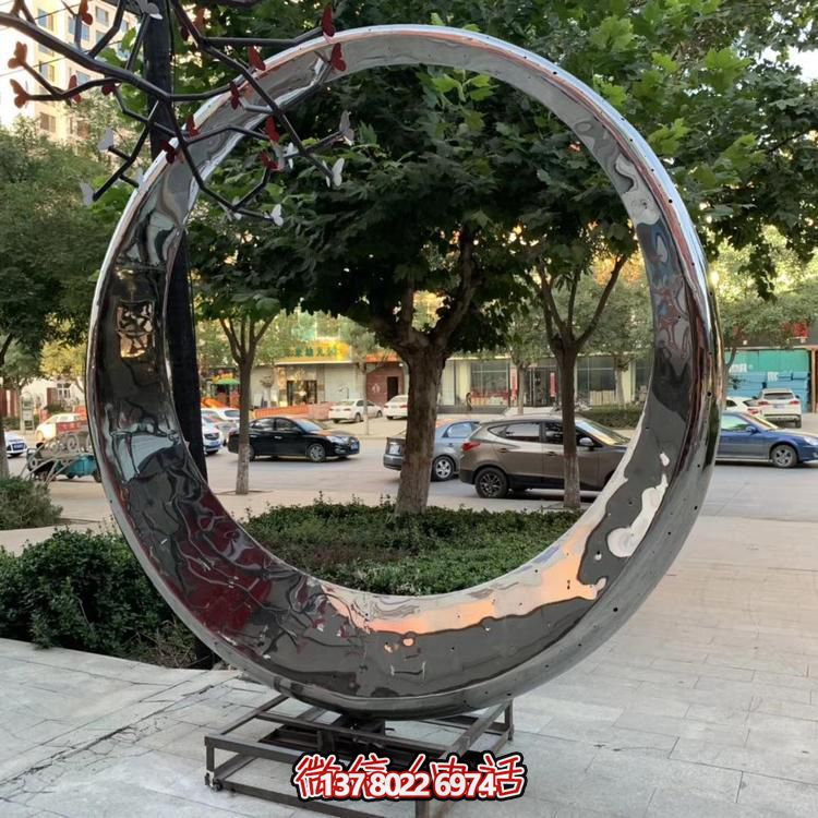 高級不銹鋼鏡面拋光圓環噴泉，為酒店會所戶外景觀雕塑增添絢麗色彩