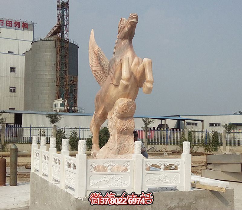 飛馬石雕創意雕塑,點綴廣場上的黃蠟石 飛馬石雕創意雕塑,點綴廣場上的黃蠟石