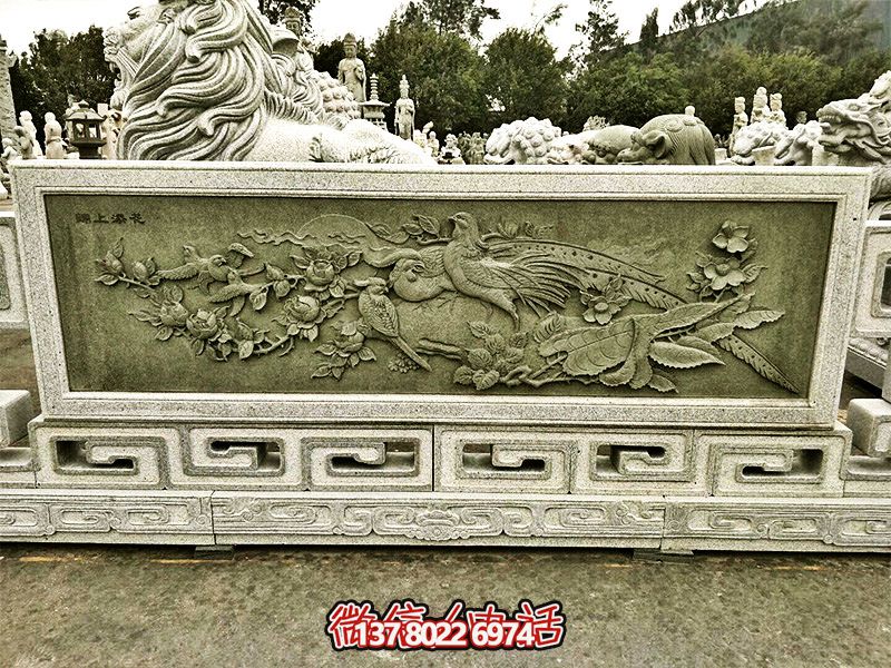 大理石綠浮雕欄桿，為景區裝飾錦上添花
