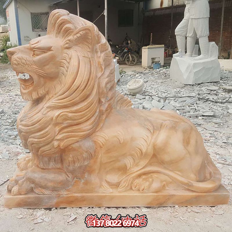 兇猛獅子紅石雕臥著雕塑，為公園景區添彩晚霞之美