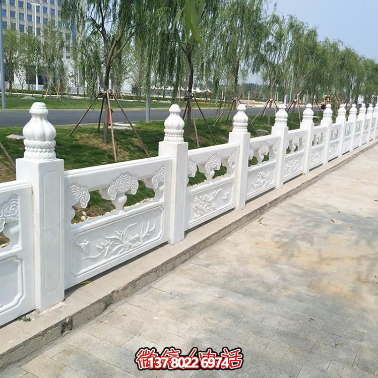 經典石雕精美欄桿，增添校園美麗
