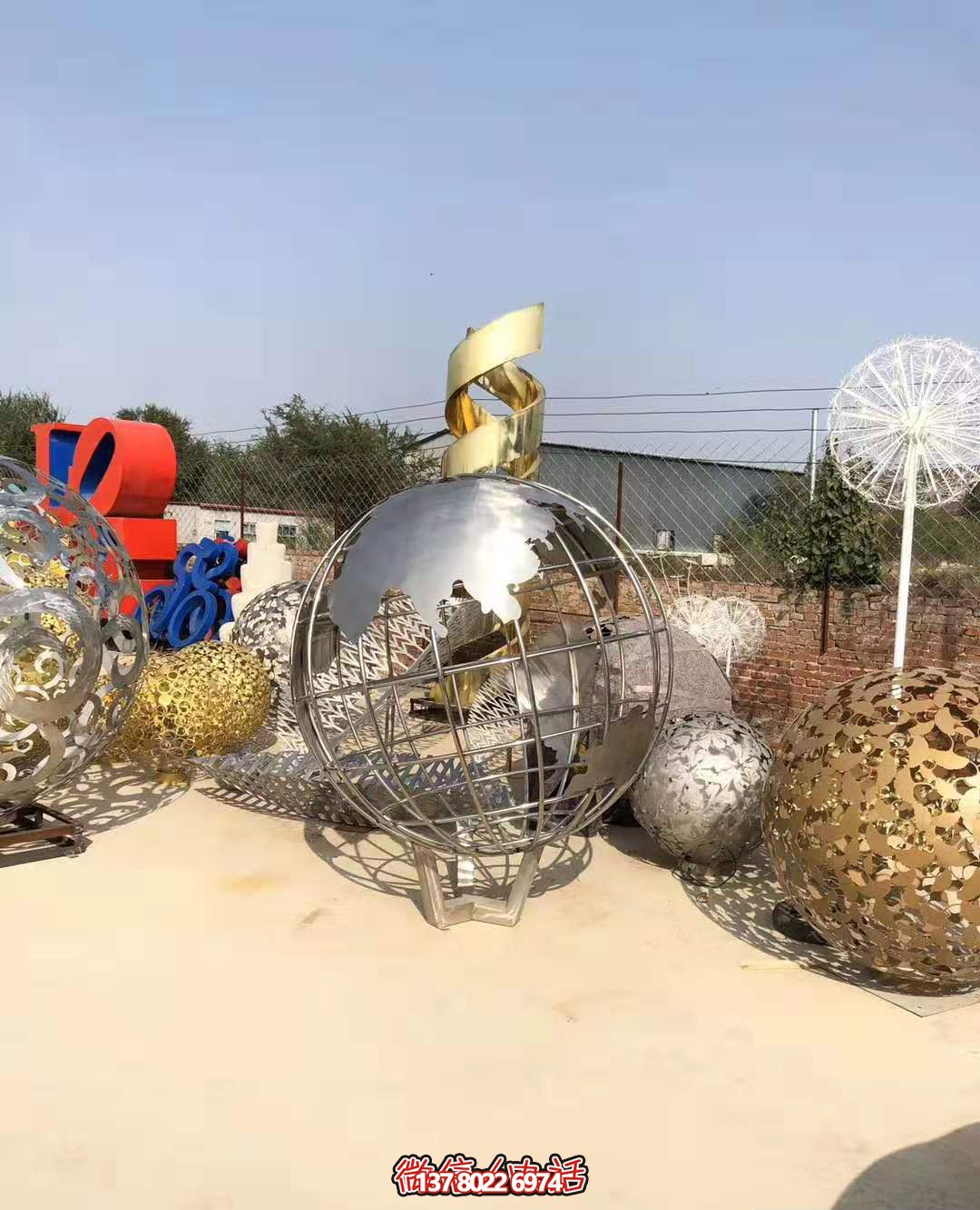 不銹鋼拋光地球儀雕塑,營造公園游樂場氛圍 不銹鋼拋光地球儀雕塑,營造公園游樂場氛圍