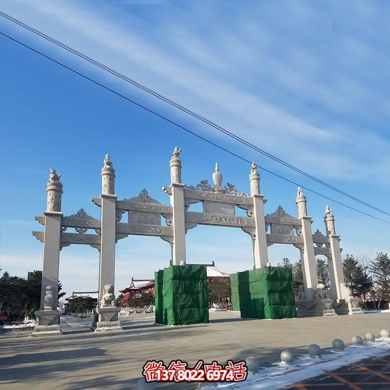 新款漢白玉牌坊，美觀而古樸的石六柱，為寺院和景區(qū)增添靈氣
