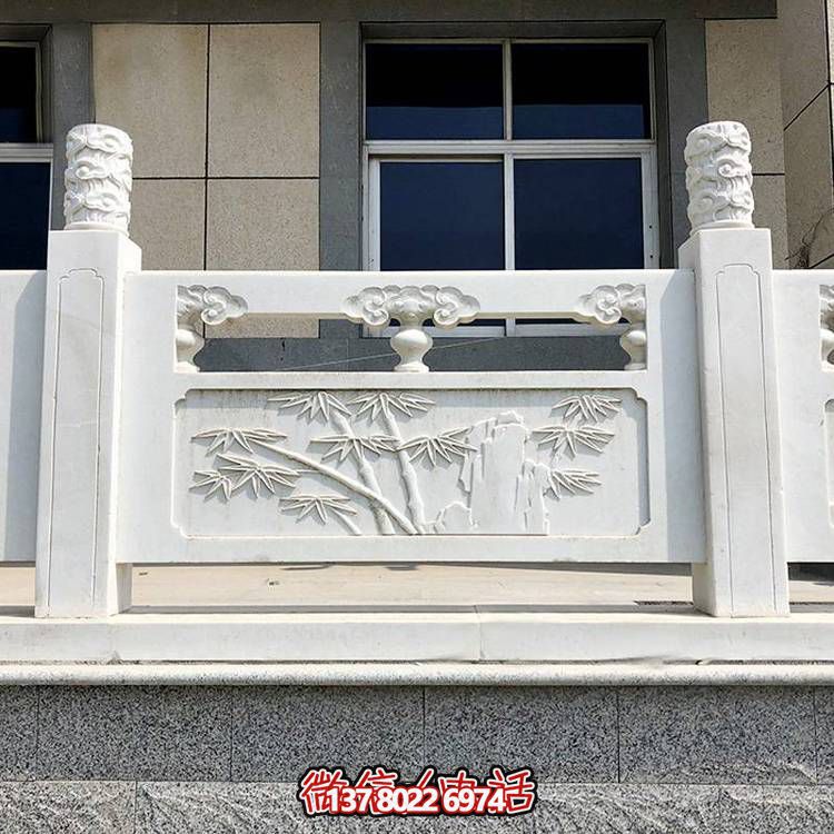 精致古典庭院雕飾浮雕石柱、欄桿、欄板，營造溫馨園林