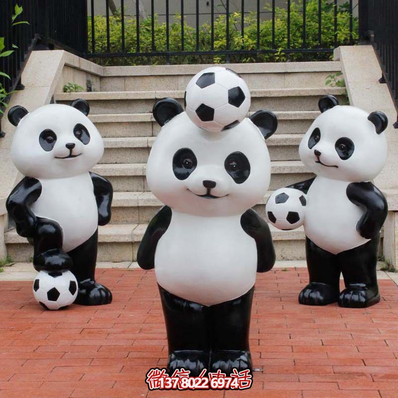 可愛熊貓雕塑,擺放玻璃鋼足球,為庭院添彩 可愛熊貓雕塑,擺放玻璃鋼足球,為庭院添彩