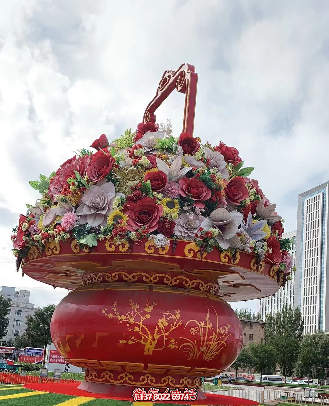 現(xiàn)代五彩花籃,給城市廣場(chǎng)帶來(lái)活力 現(xiàn)代五彩花籃,給城市廣場(chǎng)帶來(lái)活力