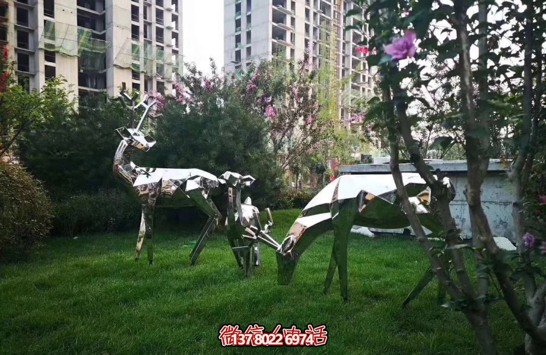 不銹鋼梅花鹿雕塑，讓公園草坪更美麗