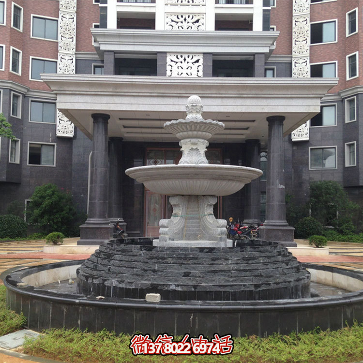 清新的雙層噴泉水雕裝飾，為辦公大樓門前增添靈動氣息