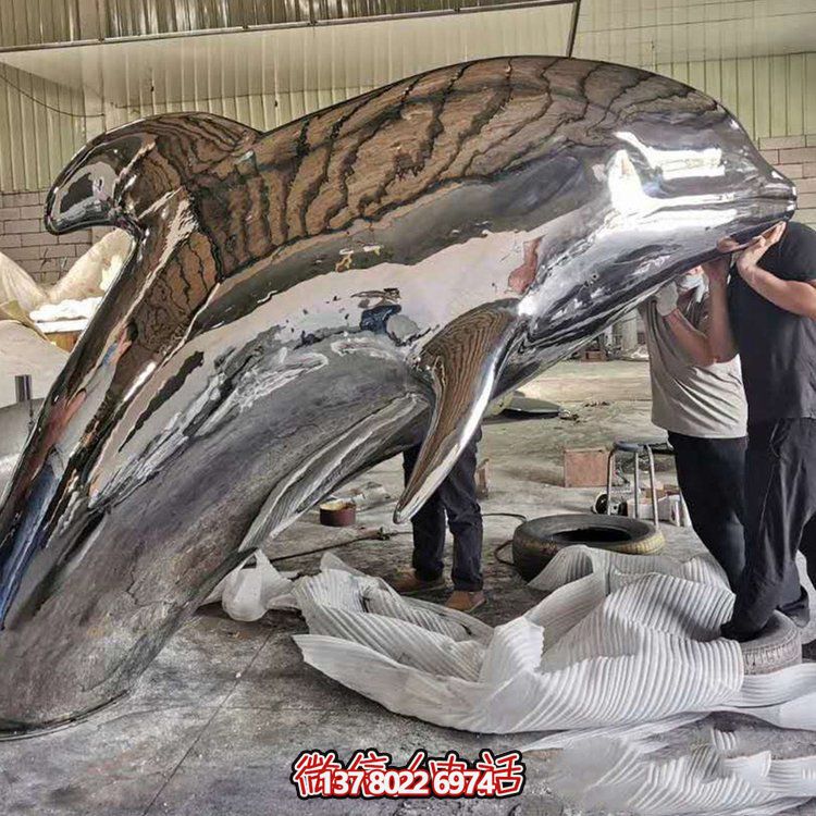 大型抽象鏡面不銹鋼鯨魚(yú)，展現(xiàn)室外精彩生活