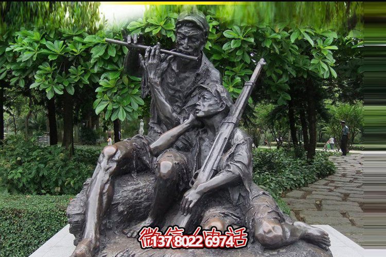 景區(qū)坐著吹笛子的戰(zhàn)士紅軍雕塑 景區(qū)坐著吹笛子的戰(zhàn)士紅軍雕塑