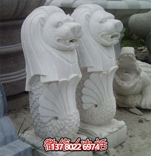 水池邊擺放的青石石雕創意魚尾獅雕塑 水池邊擺放的青石石雕創意魚尾獅雕塑