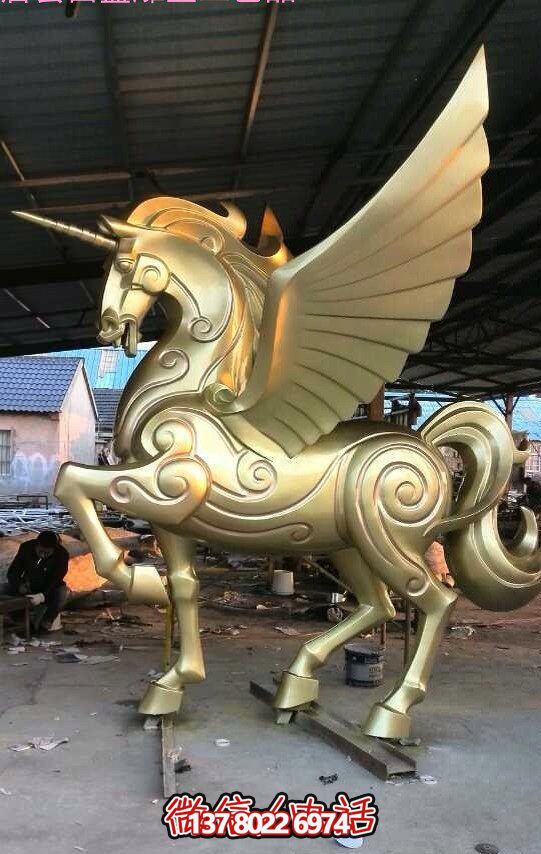 商場里擺放的金色的玻璃鋼創(chuàng)意飛馬雕塑 商場里擺放的金色的玻璃鋼創(chuàng)意飛馬雕塑