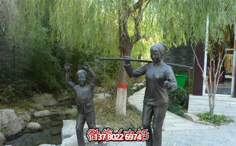 景區創意古代幫媽媽干活的母子雕塑 景區創意古代幫媽媽干活的母子雕塑