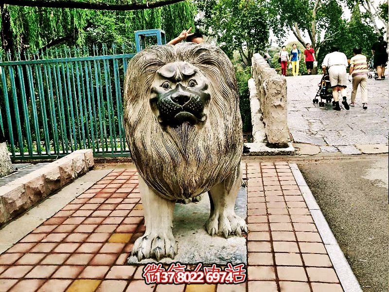 大型仿真玻璃鋼戶(hù)外街道創(chuàng)意行走的獅子雕塑 大型仿真玻璃鋼戶(hù)外街道創(chuàng)意行走的獅子雕塑